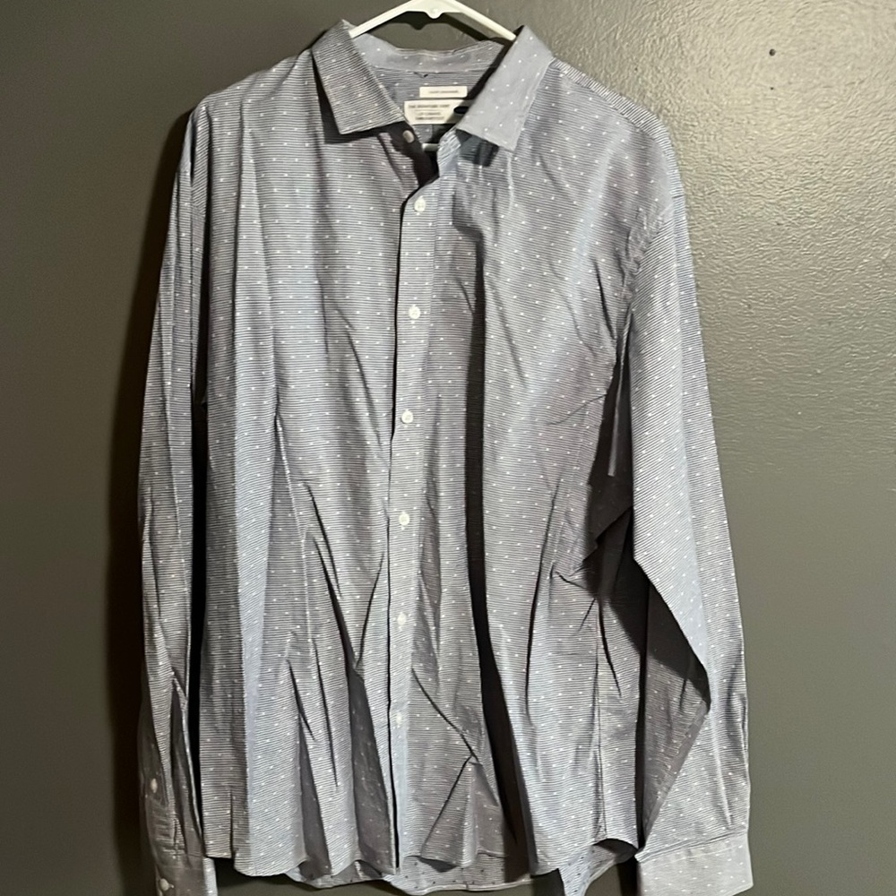 Old Navy dress up button up shirt light blue size XL in great condition.
